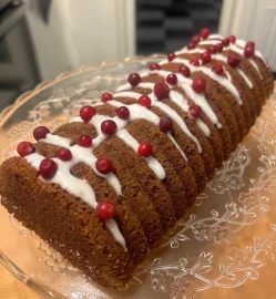 Mjuk pepparkaka blir saftigare med lingonsylt