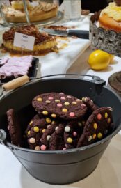 Baka egna cookies och sälj till föräldrarna i klassen