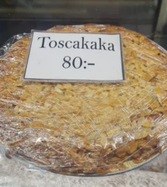 Hur bakar man en stor toscakaka?