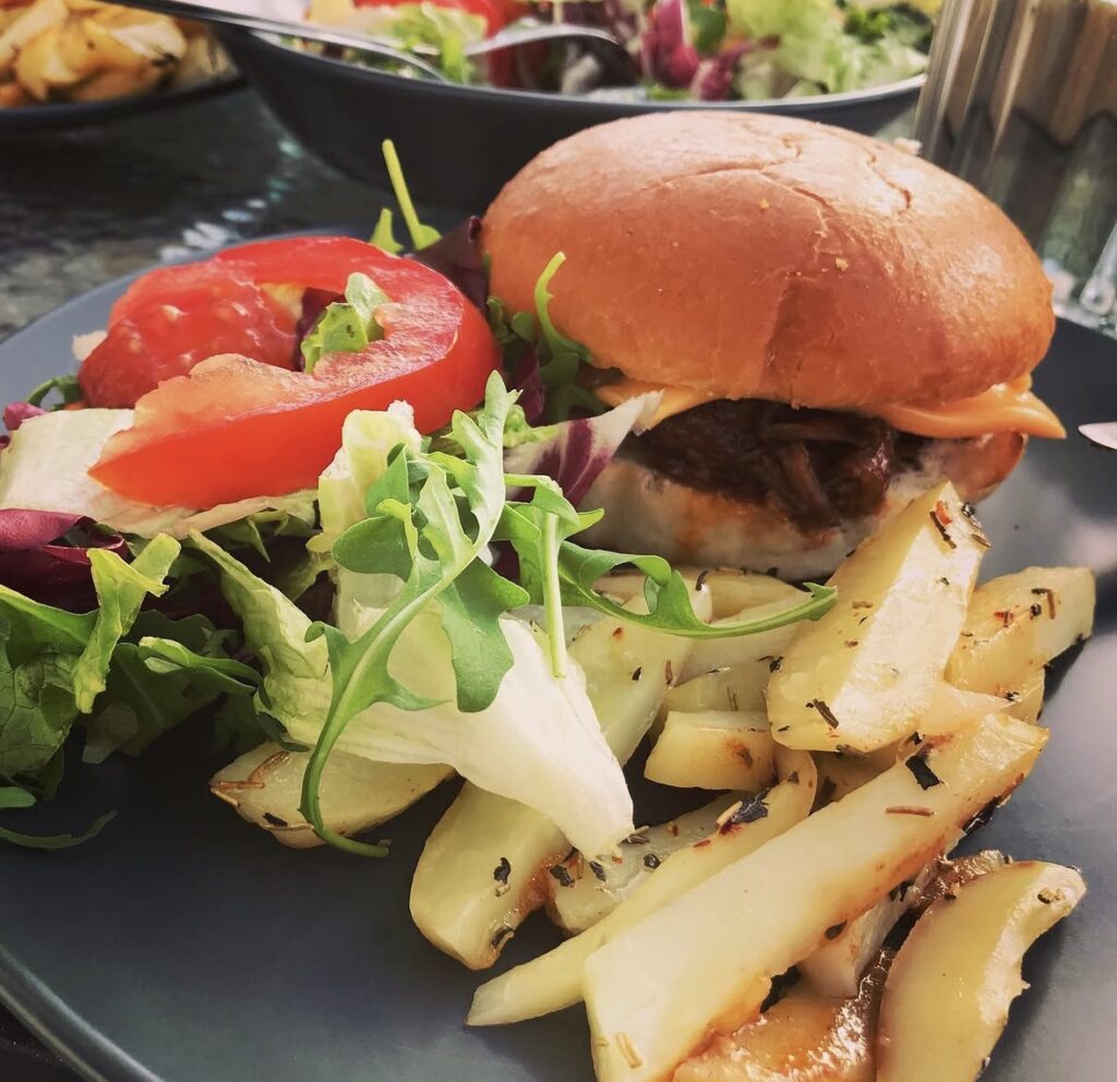 Saftig pulled pork-hamburgare